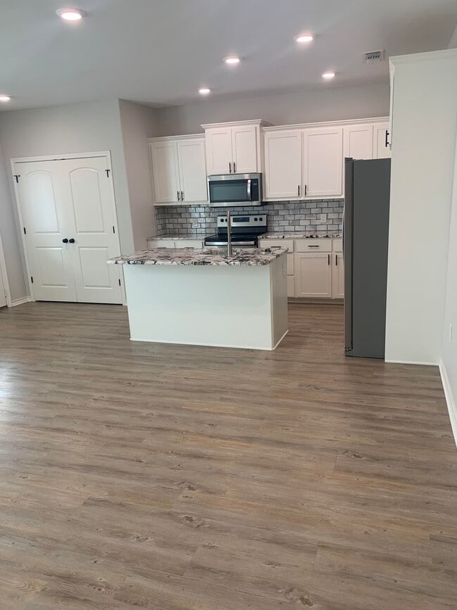 2 Fernwood Dr