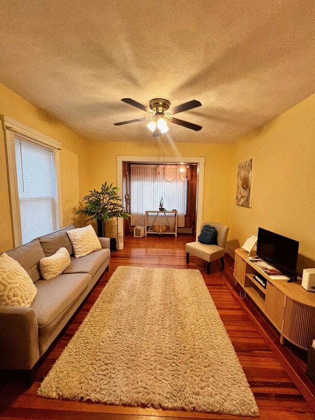 Building Photo - 122 Willis Ave Unit 1