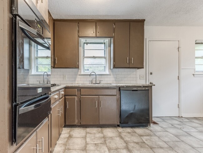 Photo - 1404 NE 38th St