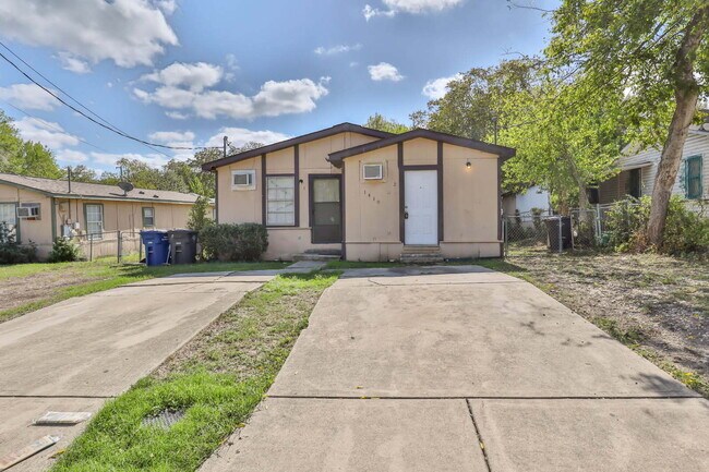 Application Special - Renovated 2 Bed/1 bath with Washer/Dryer Hookups