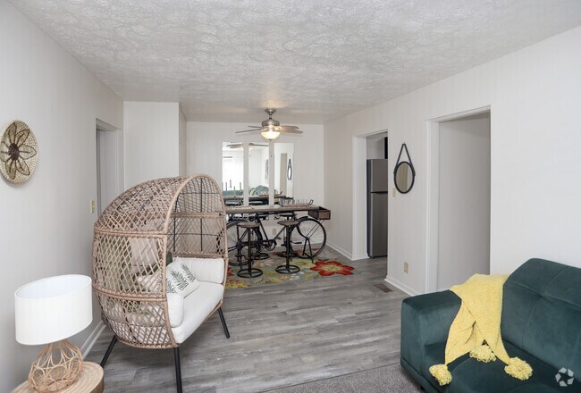 2BR, 1BA - 862 SF - Woodview Manor Apartments