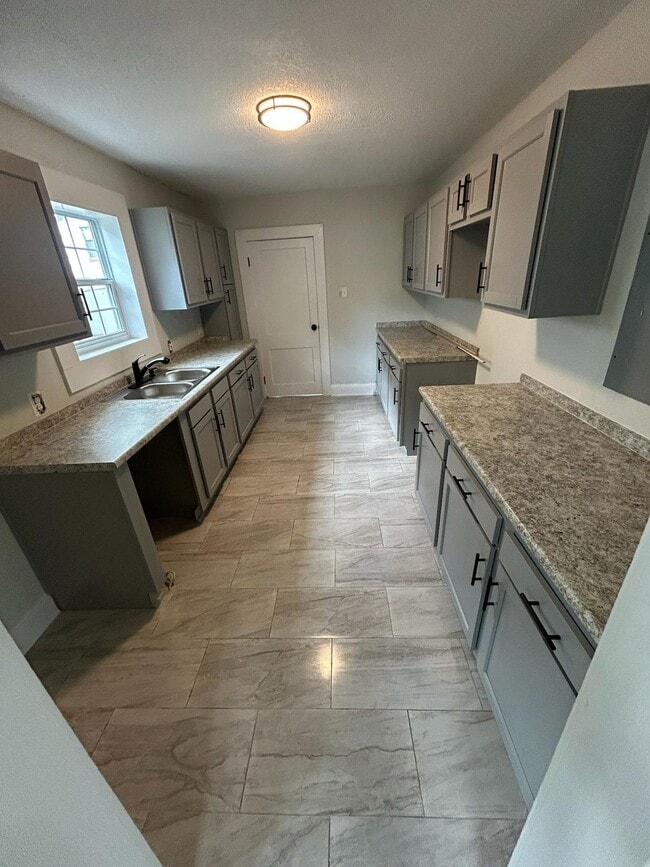 Photo - 1335 W 9th St