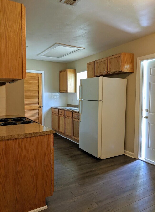 Photo - 806 Essex Dr