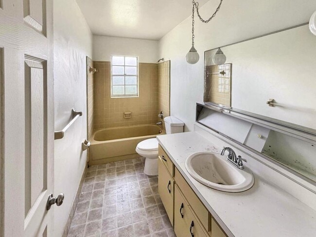 Photo - 590 Belltower Ave