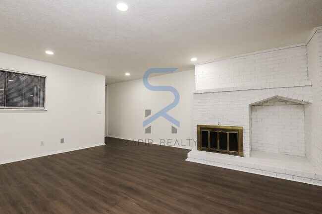 Photo - Move in before December 31st and choose your reward: a $250 Amazon Gift Card or a 55" Smart TV! Unidad 1