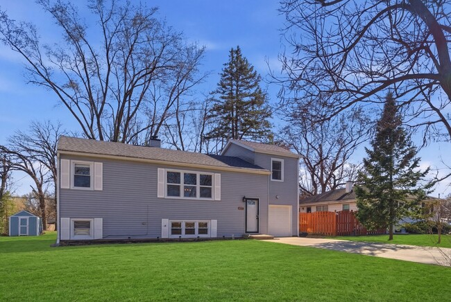 Building Photo - 4611 W Shore Dr