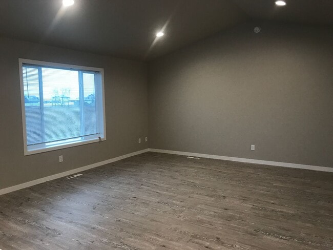 Photo - 2716 11th St W