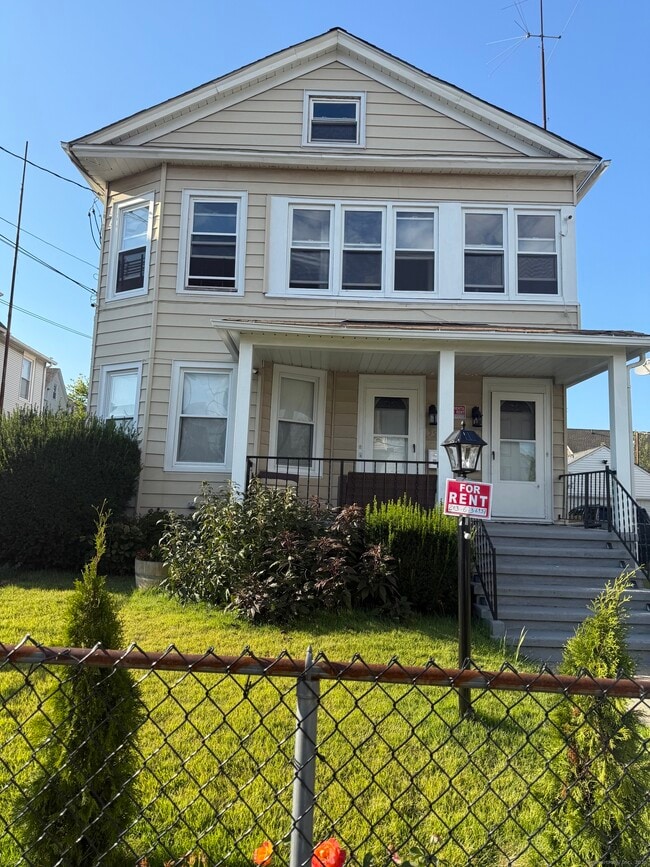 Building Photo - 354 French St Rental