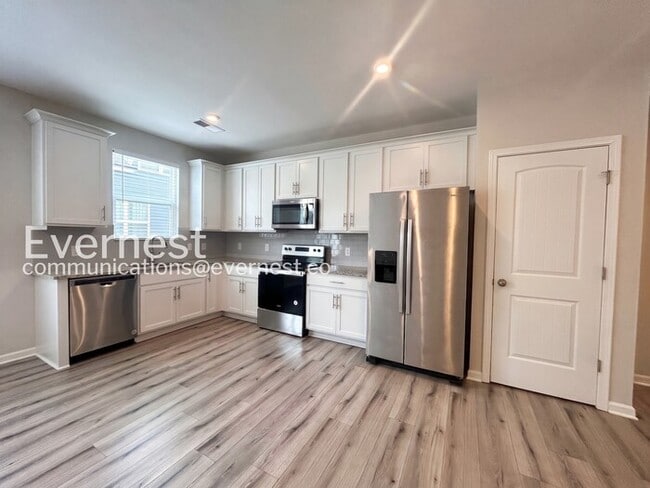 Photo - Limited Time Special Offer / 3 Bed/3 Bath Townhome with Attached Garage / Pet-Friendly / Vouchers...