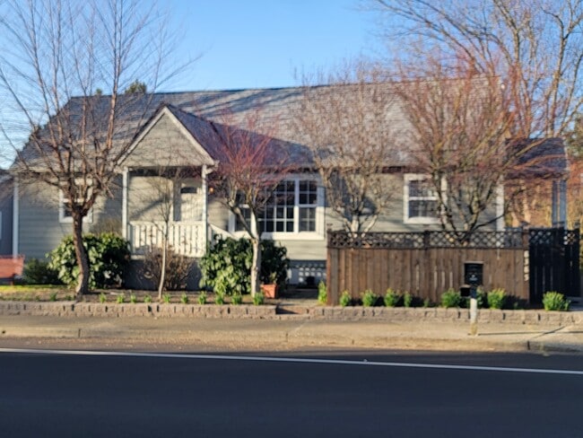 Building Photo - 8385 SW Avery St Unit 101