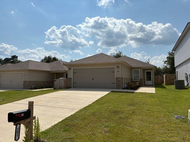 Building Photo - 3 bed, 2 bath available for rent now! Rental