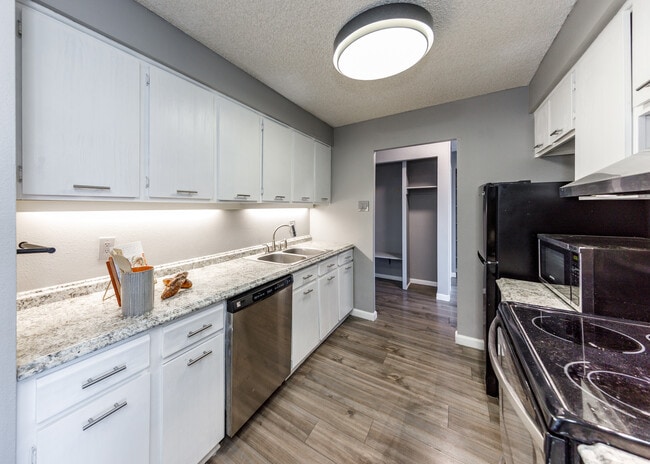 Photo - 411 Lakewood Cir Unit B-913