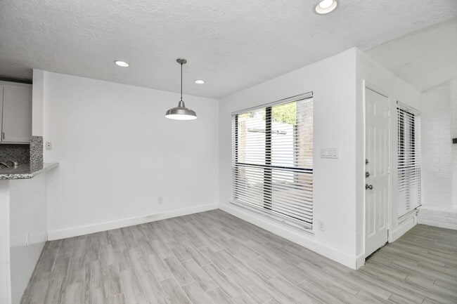 Photo - 8573 Wilcrest Dr Unidad True