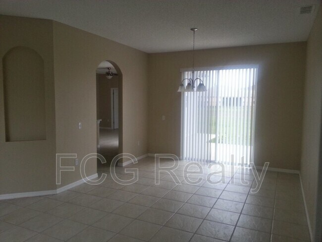 Photo - 373 Aldershot Ct