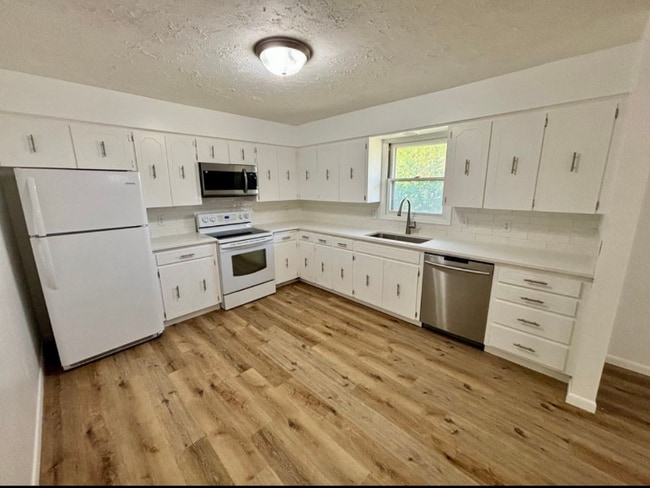 Photo - 14112 Pine St