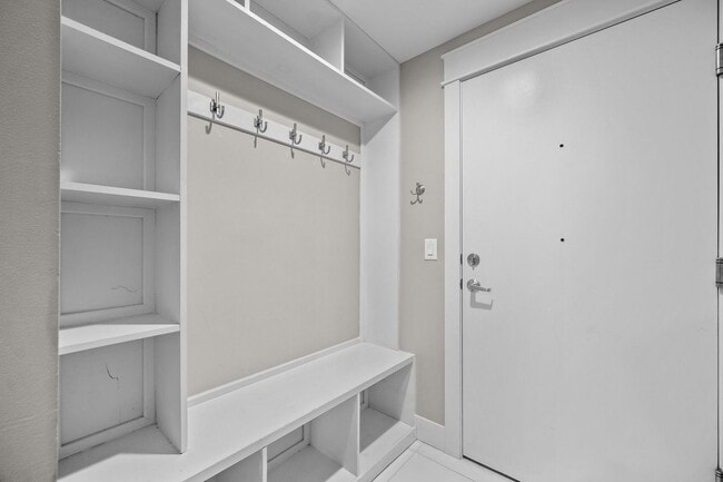 400 Walnut St Unit 301