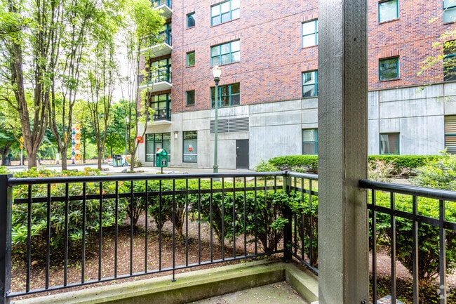 2BR, 2BA - 1,010 SF