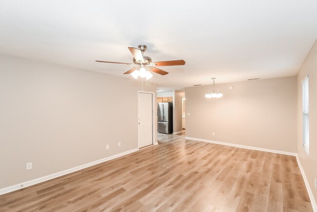1233 Homard Pl