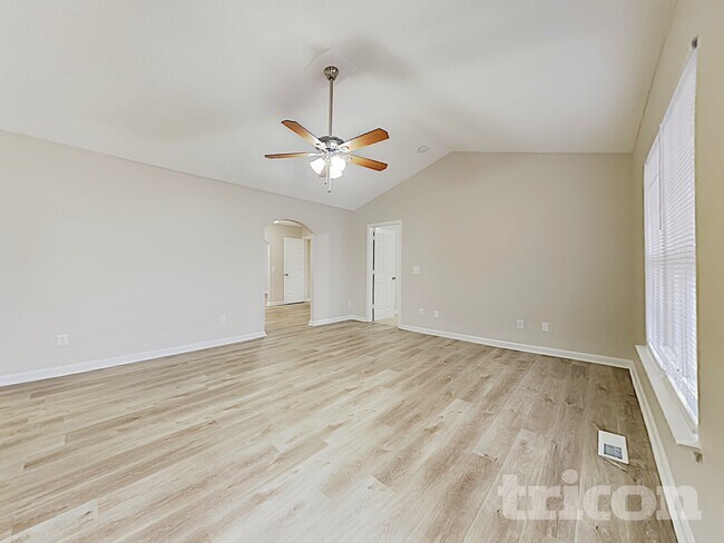 Photo - 615 Flicker St