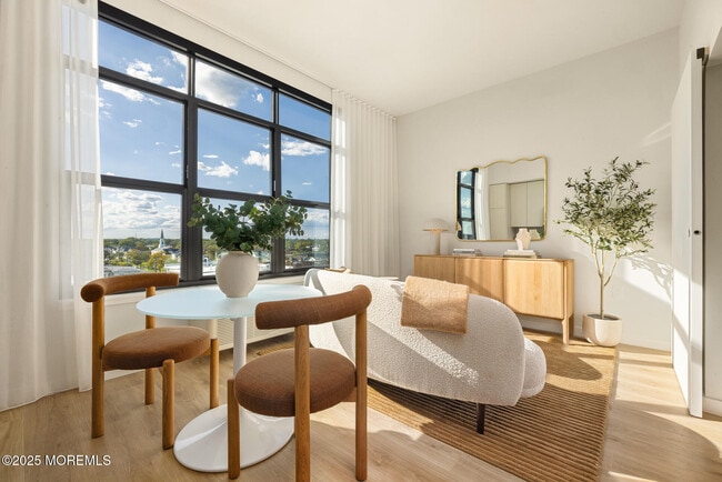 Building Photo - 1150 Kingsley St Unit 433