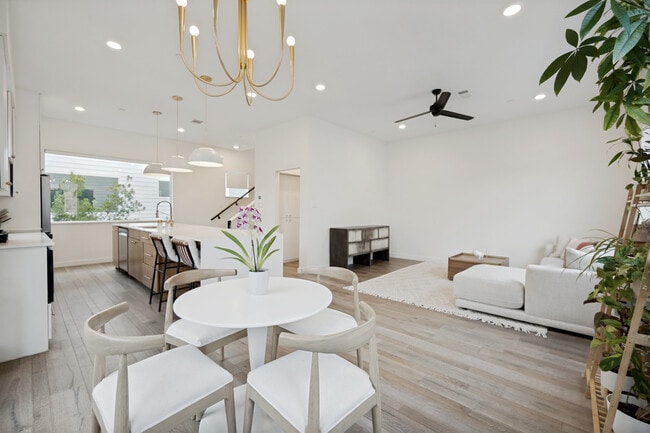Comedor/Sala de estar - 5018 Bryan St