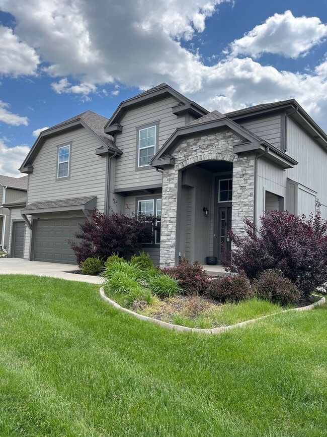 Building Photo - LOOK AT THIS GEM! Schedule A Tour Today!! Don't miss out on the Spring Special that was just ad...