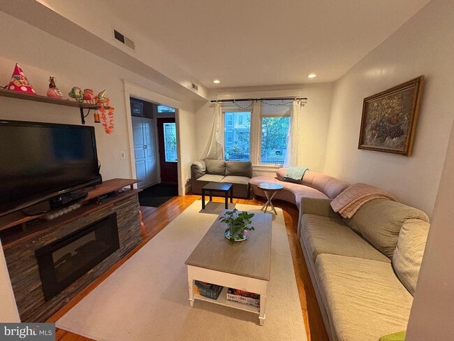 Photo - 636 Kenyon St NW