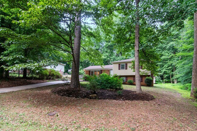 Photo - Spacious 4bd/3ba home with large backyard ...