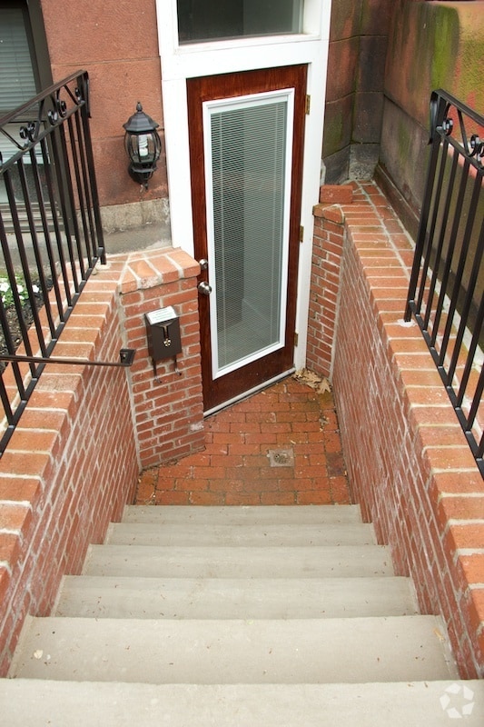 Building Photo - 1079 Beacon St Unit 2 Rental