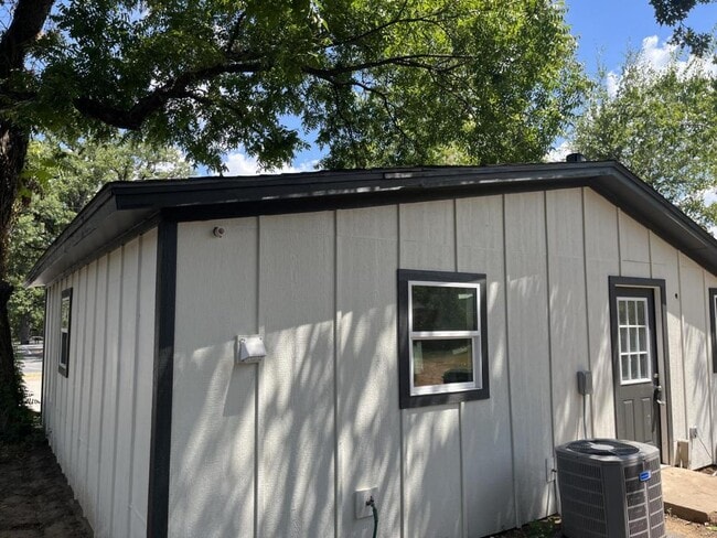 Photo - 210 E Cates St