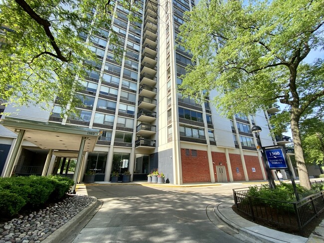 Photo - 1360 N Sandburg Terrace Condo Unit 507