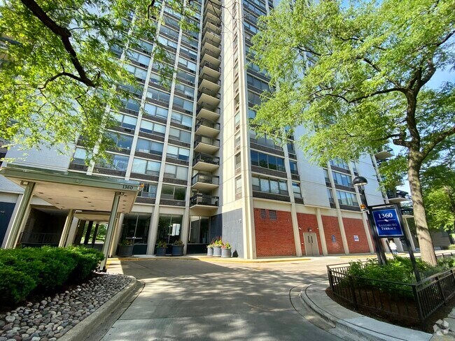Building Photo - 1360 N Sandburg Terrace Unit 507 Rental