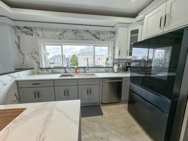 Building Photo - 31 Train St Unit 3