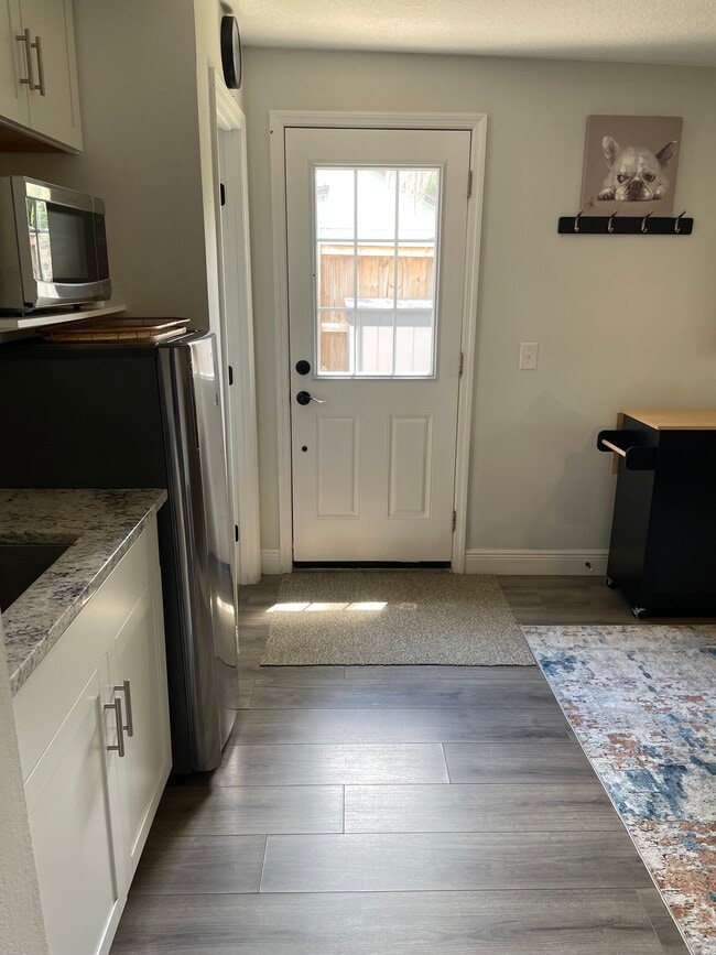 Enter into living room & kitchen area - 1430 Lake Weldona Dr Unit 1 Bdrm Appt - Lake Views