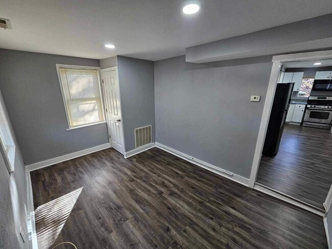 Building Photo - 1900 Deering Ave Unit 1902A Rental