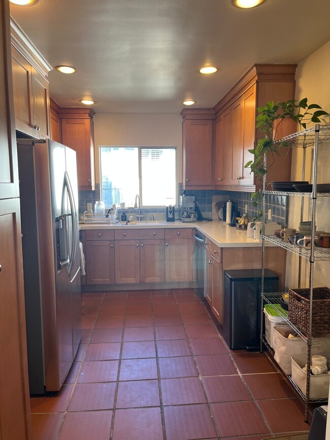 Kitchen - 927 20th St Unit D