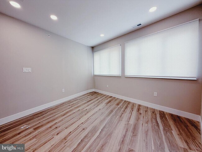Building Photo - 2720 W Thompson St Unit C