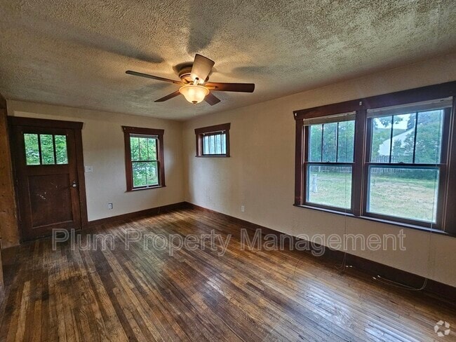 Building Photo - 1405 River Rd Rental