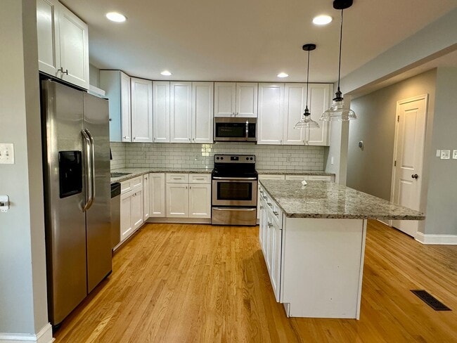 Photo - 5 Bedrooms 3 Bathrooms! Parking! Pets Welc...