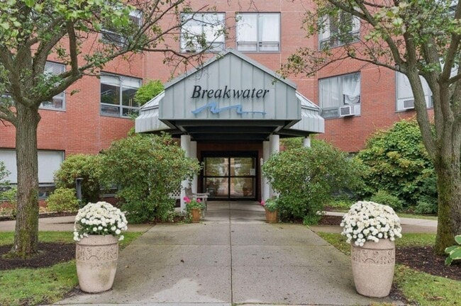 Building Photo - Breakwater Condominiums #501-South Portland: 1 BR Condo with water-front access Available 5/1/26 ... Unit Breakwater Condominiums #501