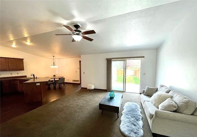 Photo - Beautiful 3 bedroom 2 1/2 bath townhouse in 4 Corners! Fenced backyard!
