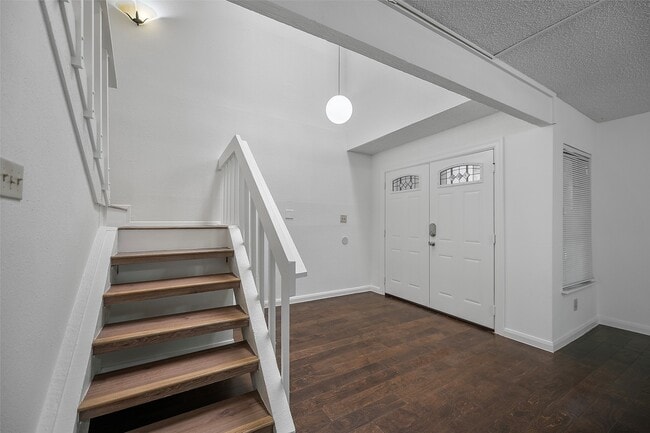 Building Photo - 2387 Crescent Park Dr