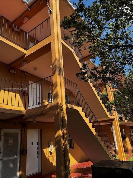 Building Photo - 1330 W 54th St Unit 205C