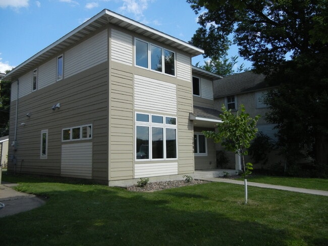 Photo - Charming 4-Bed Oasis with Granite Touches & Hardwood Elegance in Minneapolis!