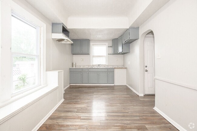 Building Photo - 5 BED 2 BATH BEAUTIFUL SINGLE FAMILY HOME ...