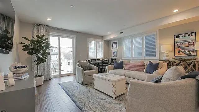 Photo - 9 S Granville Ave Unidad D