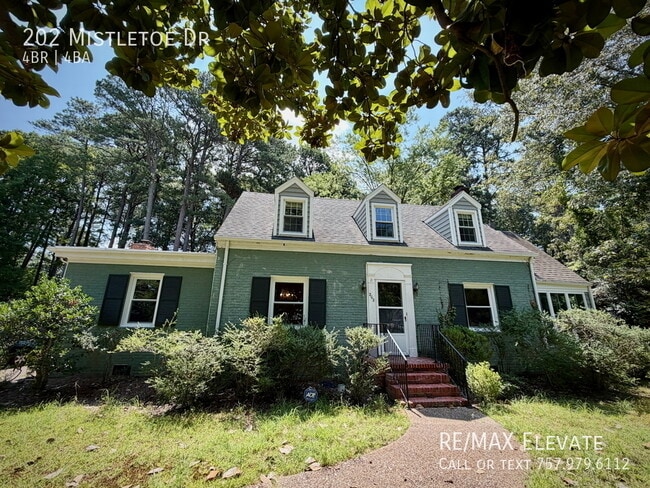 Building Photo - 202 Mistletoe Dr