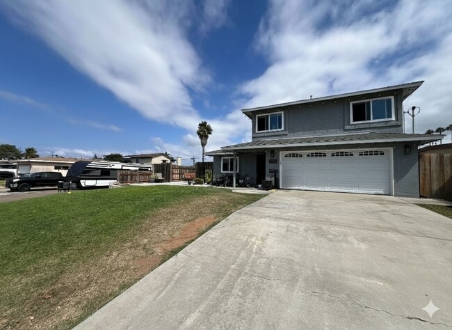 Two story 3 bedroom/2.5 bath home on corne... - Two story 3 bedroom/2.5 bath home on corne...