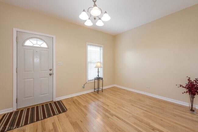 Photo - 826 Warren Ave