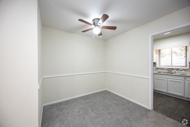 1BR, 1BA - 840SF - Dinning Room - The Pines on Scott